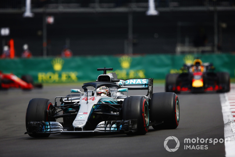Lewis Hamilton, Mercedes AMG F1 W09 EQ Power+, devant Daniel Ricciardo, Red Bull Racing RB14