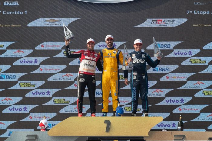 Cesar Ramos, Nelsinho Piquet e Lucas Foresti no pódio da corrida 1