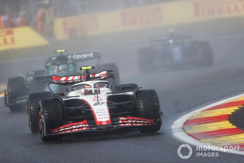 Nico Hulkenberg, Haas VF-23, Fernando Alonso, Aston Martin AMR23, Logan Sargeant, Williams FW45.