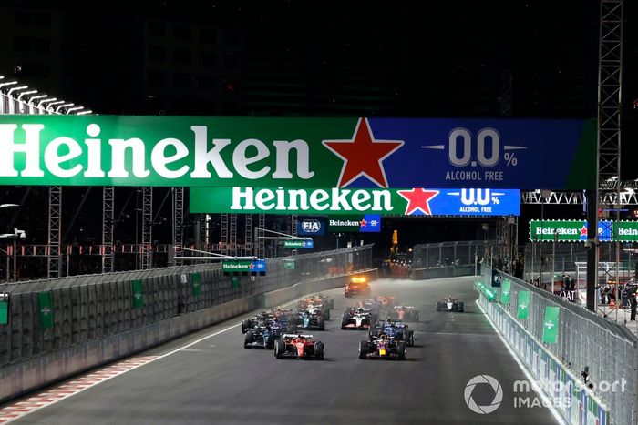 Charles Leclerc, Ferrari SF-23, lucha con Max Verstappen, Red Bull Racing RB19, por delante de George Russell, Mercedes F1 W14, Pierre Gasly, Alpine A523, Alex Albon, Williams FW45, Logan Sargeant, Williams FW45, el resto de la parrilla en la salida.
