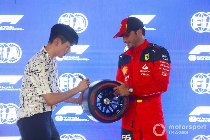 Carlos Sainz, Scuderia Ferrari, recibe su premio Pirelli Pole Position de manos de Eric Nam