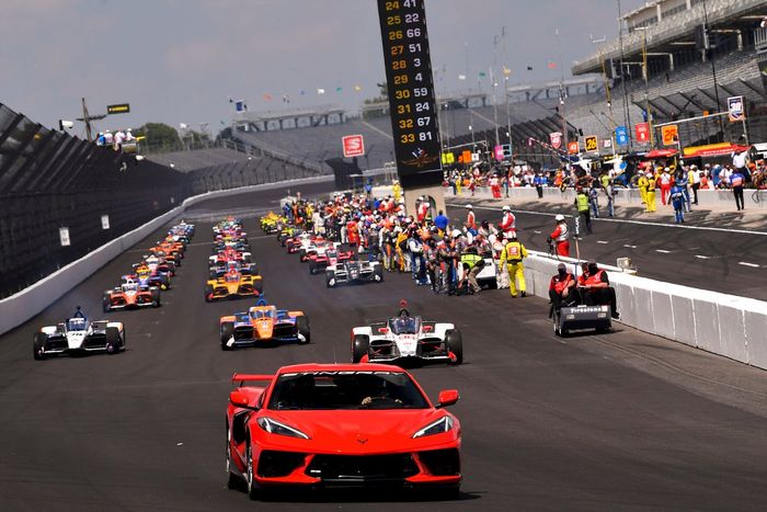 El pace car espera delante de la parrilla antes de la salida 