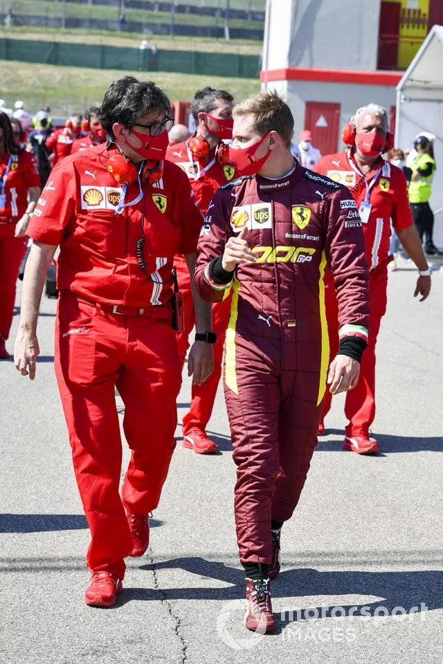 Mick Schumacher es informado por el personal de Ferrari antes de conducir el Ferrari F2004, ganador del campeonato de su padre