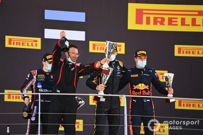 Il vincitore Christian Lundgaard, ART Grand Prix festeggia sul podio con Louis Deletraz, Charouz Racing System e Juri Vips, Dams 