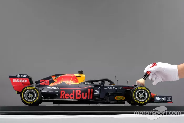 Aston Martin Red Bull Racing RB15 van Amalgam, schaal 1:8