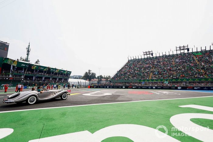 Lance Stroll, Aston Martin, saluda al público en el desfile de pilotos