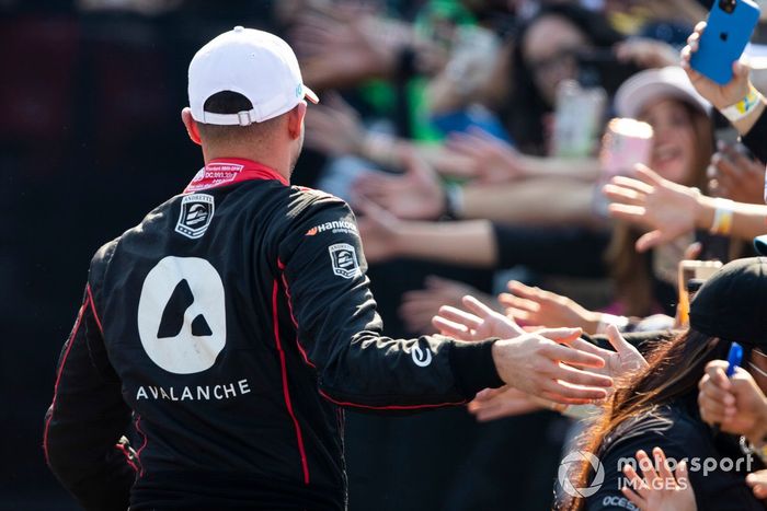 Jake Dennis, Andretti Autosport, 1ª posición, sube al podio