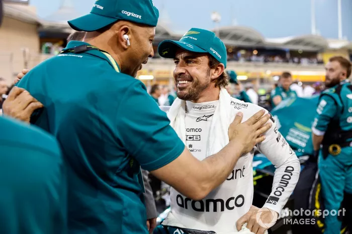 Fernando Alonso, Aston Martin F1 Team, en la parrilla de salida