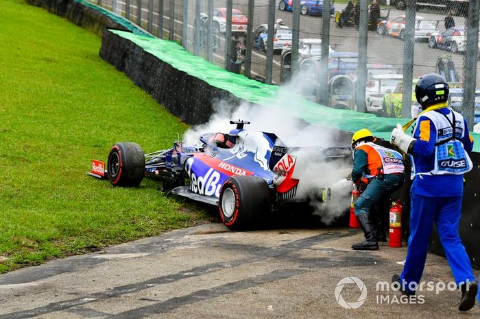 Oficiales utilizando el extintor de incendios en el coche de Daniil Kvyat, Toro Rosso STR14 después de un accidente.