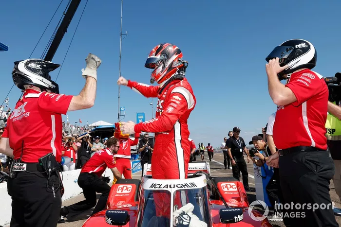 El piloto Scott McLaughlin, del Team Penske Chevrolet, celebra su pole position