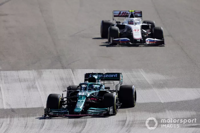 Lance Stroll, Aston Martin AMR21, Mick Schumacher, Haas VF-21