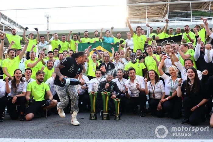 Lewis Hamilton, Mercedes, Peter Bonnington, ingeniero de carrera, Mercedes AMG, Valtteri Bottas, Mercedes, 3ª posición, Toto Wolff, director del equipo y consejero delegado, Mercedes AMG, y el equipo Mercedes celebran la victoria tras la carrera