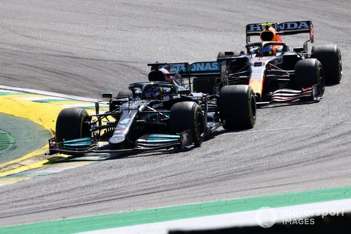 Lewis Hamilton, Mercedes W12, Sergio Perez, Red Bull Racing RB16B 