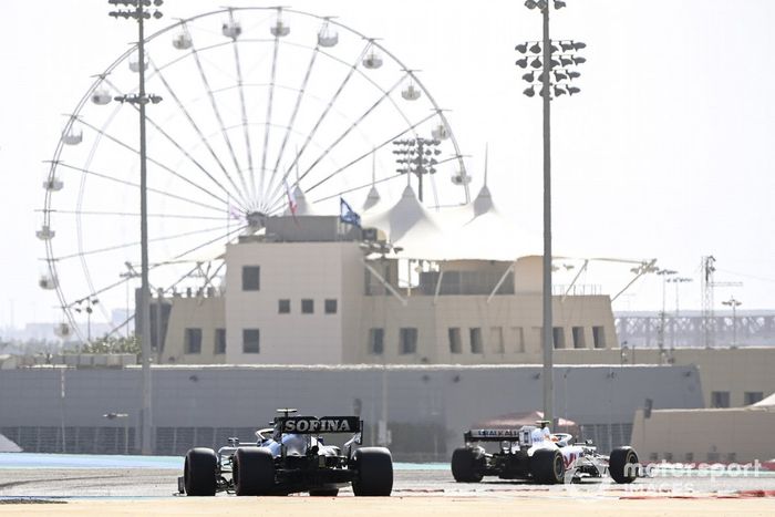 Mick Schumacher, Haas VF-21, George Russell, Williams FW43B