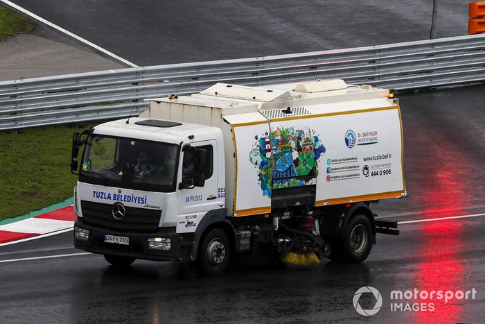 Un barredor intenta limpiar el agua del circuito