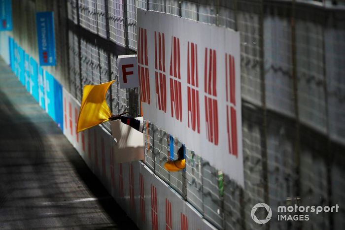 Un comisario con la bandera amarilla en la carrera 1 de Ad Diriyah
