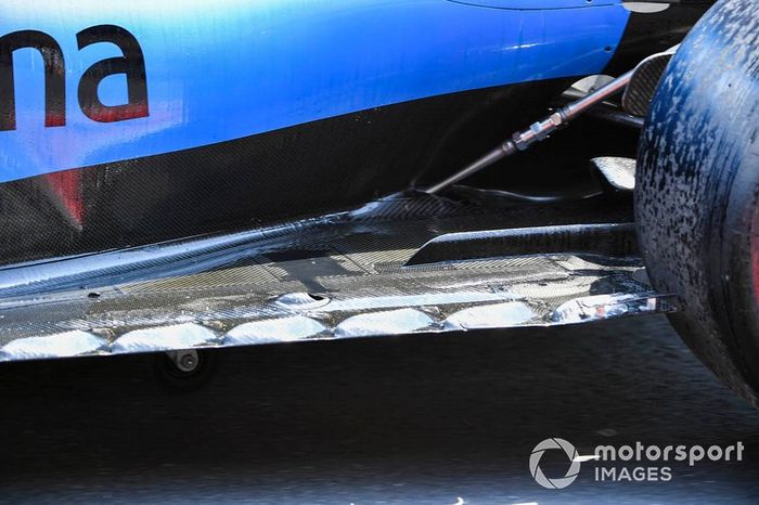 Fluido hidráulico en el dañado auto de George Russell, Williams Racing FW42