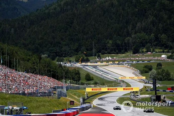 Robert Kubica, Williams FW42, leads Kevin Magnussen, Haas F1 Team VF-19
