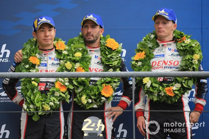 Segundos: #7 Toyota Gazoo Racing Toyota TS050: Mike Conway, Kamui Kobayashi, Jose Maria Lopez