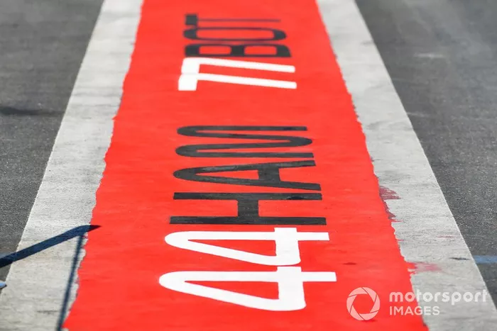 Marcas de Lewis Hamilton, Mercedes AMG F1, Valtteri Bottas, Mercedes AMG F1, en el piso del  pit lane 