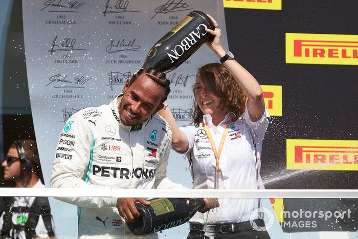 Marga Torres Díez, ingeniera de motor de Lewis Hamilton en Mercedes AMG F1, celebra en el podio con el ganador