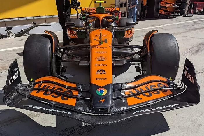 Détail de l'aile avant de la McLaren MCL38