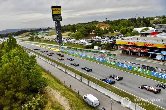 Lewis Hamilton, Mercedes W12, Max Verstappen, Red Bull Racing RB16B, Valtteri Bottas, Mercedes W12, Charles Leclerc, Ferrari SF21, y el resto de la parrilla antes de la salida