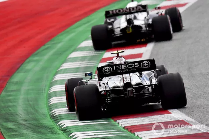 Yuki Tsunoda, AlphaTauri AT02, Valtteri Bottas, Mercedes W12