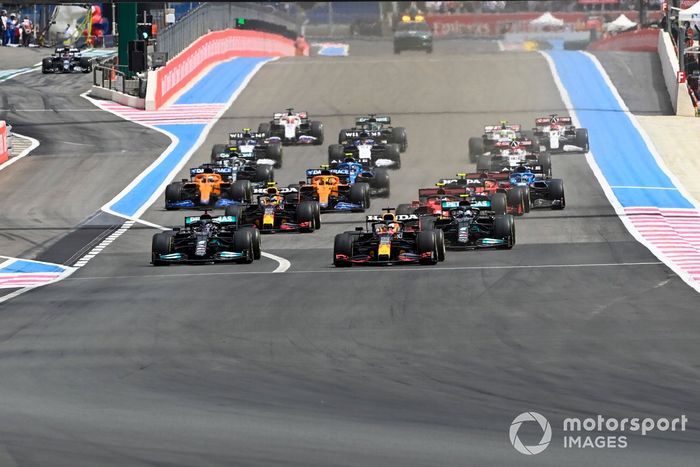 Max Verstappen, Red Bull Racing RB16B, Lewis Hamilton, Mercedes W12, Valtteri Bottas, Mercedes W12, Sergio Pérez, Red Bull Racing RB16B,Carlos Sainz Jr., Ferrari SF21 , al inicio