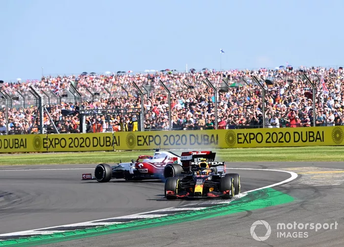 Kimi Raikkonen, Alfa Romeo Racing C41, hace un trompo después de hacer contacto con Sergio Pérez, Red Bull Racing RB16B