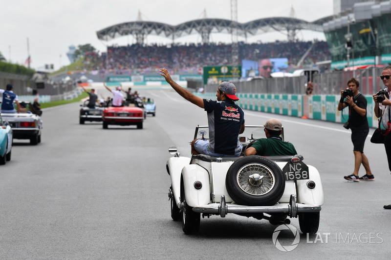 Carlos Sainz Jr., Scuderia Toro Rosso on the drivers parade