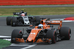 Fernando Alonso, McLaren MCL32, Kevin Magnussen, Haas F1 Team VF-17