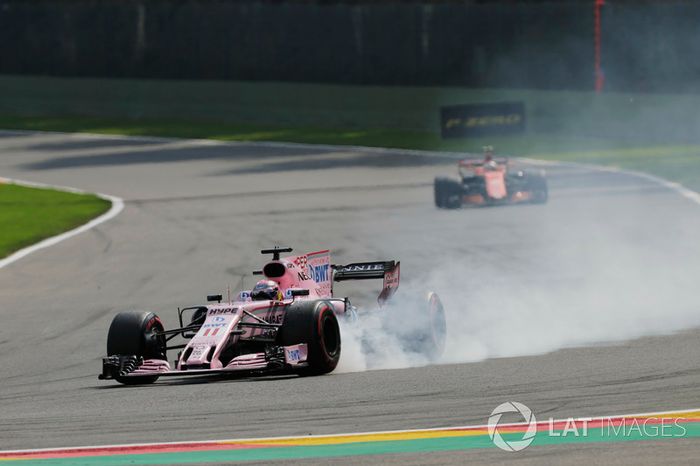 Sergio Pérez, Sahara Force India F1 VJM10, con un pinchazo y Stoffel Vandoorne, McLaren MCL32