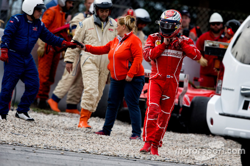 Kimi Raikkonen, Ferrari camina desde su SF70H Ferrari tras estrellarse