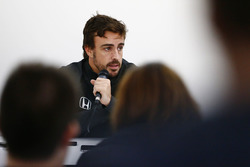 Fernando Alonso, McLaren, habla con la prensa