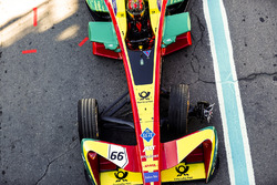 Daniel Abt, ABT Schaeffler Audi Sport, de retour au stand avec une roue endommagée