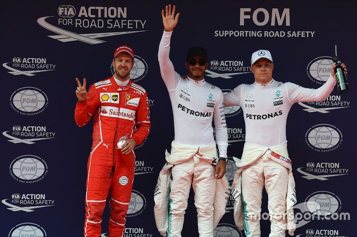 Sebastian Vettel, Ferrari; el poleman Lewis Hamilton, Mercedes AMG F1 y Valtteri Bottas, Mercedes AMG F1 celebran en parc fermé