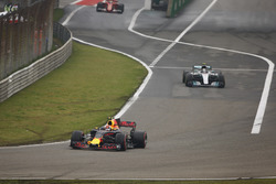 Max Verstappen, Red Bull Racing RB13, devant Valtteri Bottas, Mercedes AMG F1 W08 et Sebastian Vettel, Ferrari SF70H