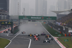 Rennstart: Lewis Hamilton, Mercedes AMG F1 W08; Sebastian Vettel, Ferrari SF70H; Valtteri Bottas, Me