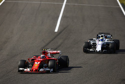 Kimi Raikkonen, Ferrari SF70H, Felipe Massa, Williams FW40