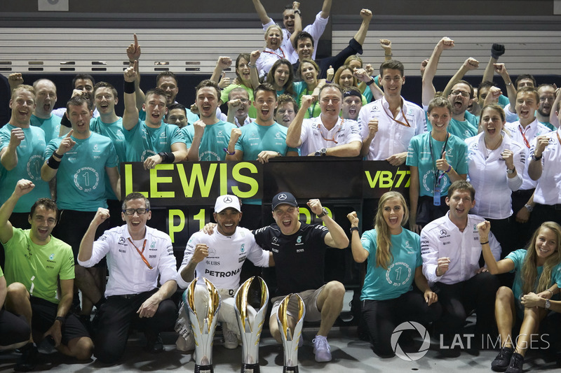 Ganador, Lewis Hamilton, Mercedes AMG F1, tercero, Valtteri Bottas, Mercedes AMG F1, celebran con el