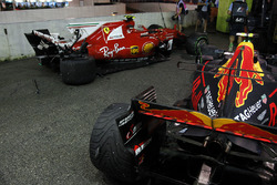 Autos von Kimi Raikkonen, Ferrari SF70H und Max Verstappen, Red Bull Racing RB13, nach Crash