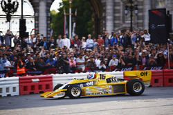 Джоліон Палмер за кермом Renault RS01 1977 року