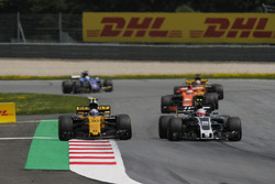 Kevin Magnussen, Haas F1 Team VF-17, Jolyon Palmer, Renault Sport F1 Team RS17