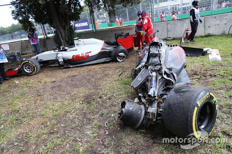 El McLaren MP4-31 de Fernando Alonso, McLaren y el Haas VF-16 de Esteban Gutierrez, Haas F1 Team depués del accidente