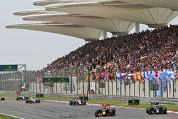 Даниил Квят, Red Bull Racing RB12 и Фернандо Алонсо, McLaren MP4-31 - борьба за позицию