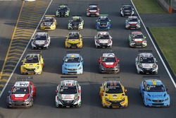 Gruppenfoto: Autos der WTCC-Saison 2016
