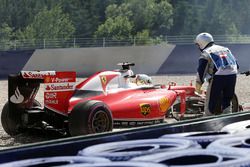 Sebastian Vettel, Ferrari SF16-H gira sobre la pista del circuito en la segunda sesión de práctica