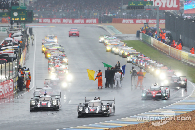 Start hinter dem Safety-Car: #2 Porsche Team, Porsche 919 Hybrid: Romain Dumas, Neel Jani, Marc Lieb