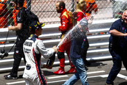 Winnaar Artem Markelov, RUSSIAN TIME viert met champagne
